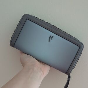 Simply Vera Wang Gray And Blue Zip-Around Wallet